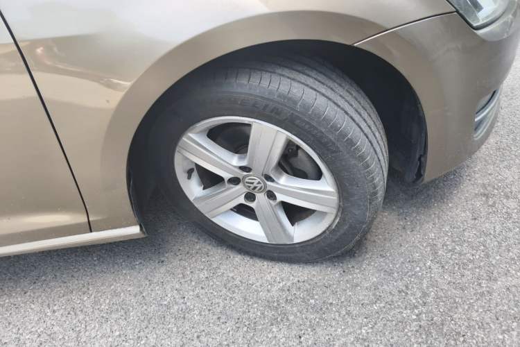 Used Volkswagen Golf 2015 1.4TSI Automatic Luxury Model Right Front Wheel Hub