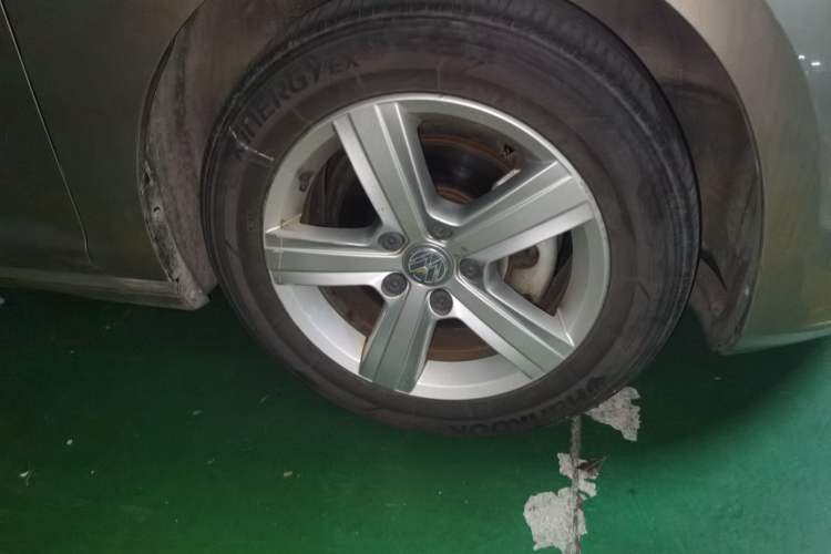 Used Volkswagen Golf 2015 1.4TSI Automatic Luxury Model Right Front Wheel Hub