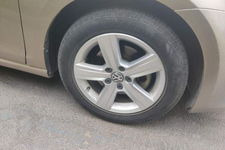 Used Volkswagen Golf 2015 1.2TSI Automatic Comfort Model Right Front Wheel Hub
