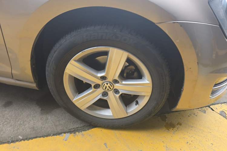 Used Volkswagen Golf 2015 1.4TSI Automatic Comfort Model Right Front Wheel Hub