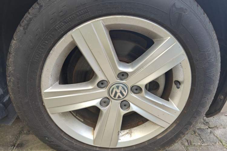 Used Volkswagen Golf 2015 1.4TSI Automatic Comfort Model Right Front Wheel Hub