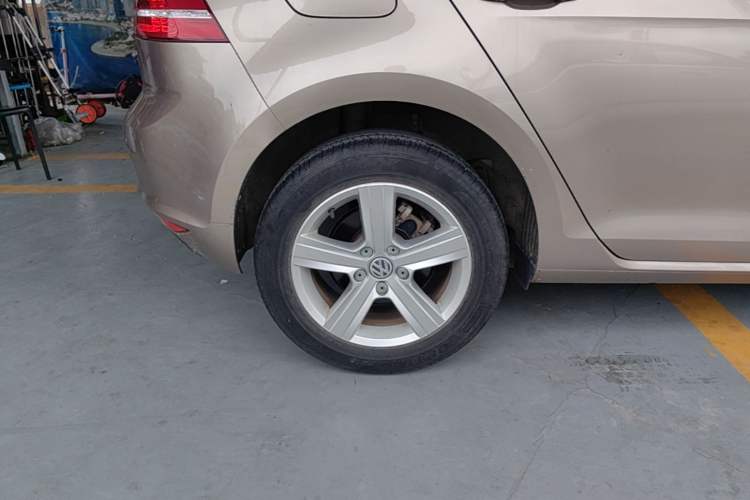 Used Volkswagen Golf 2015 1.6L Automatic Comfort Model Right Rear Wheel Hub