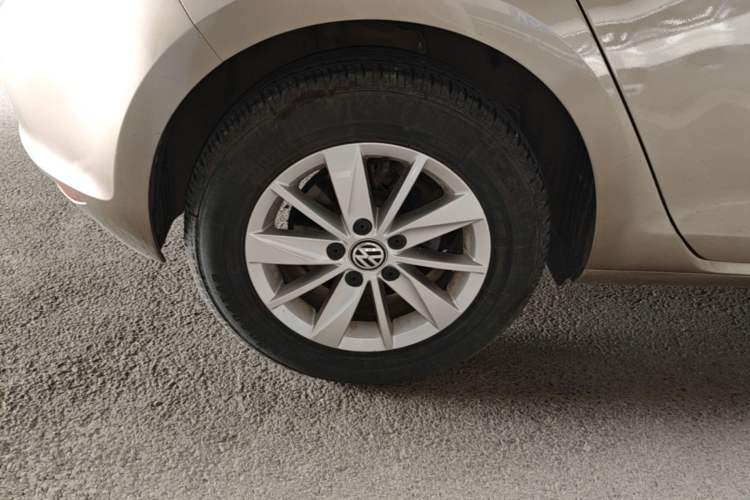 Used Volkswagen Golf 2015 1.6L Automatic Fashion Model Right Rear Wheel Hub