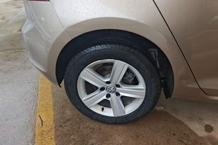 Used Volkswagen Golf 2015 1.6L Automatic Comfort Model Right Rear Wheel Hub