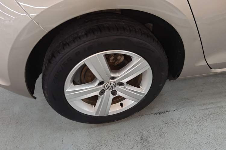 Used Volkswagen Golf 2015 1.4TSI Automatic Comfort Model Right Rear Wheel Hub