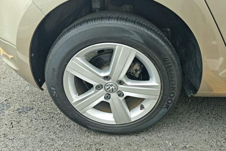 Used Volkswagen Golf 2015 1.4TSI Automatic Comfort Model Right Rear Wheel Hub