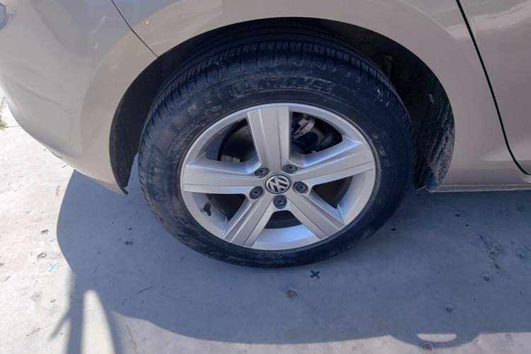 Used Volkswagen Golf 2015 1.4TSI Automatic Comfort Model Right Rear Wheel Hub