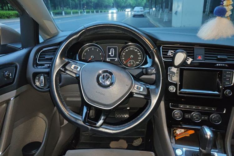 Used Volkswagen Golf 2015 1.4TSI Automatic Flagship Model Steering Wheel