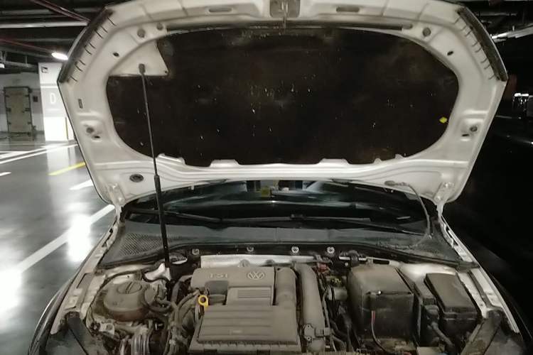 Used Volkswagen Golf 2016 230TSI Automatic Luxury Version Engine Bay