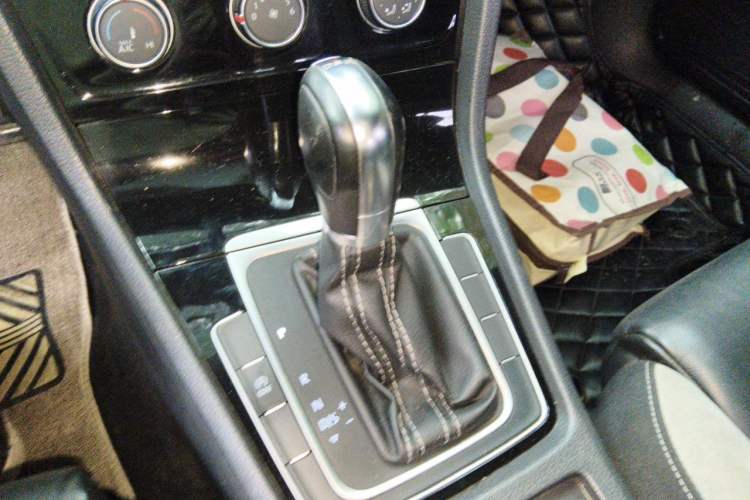 Used Volkswagen Golf 2016 1.4TSI Automatic R-Line Gear Lever