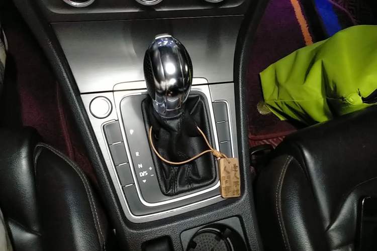 Used Volkswagen Golf 2016 230TSI Automatic Luxury Version Gear Lever