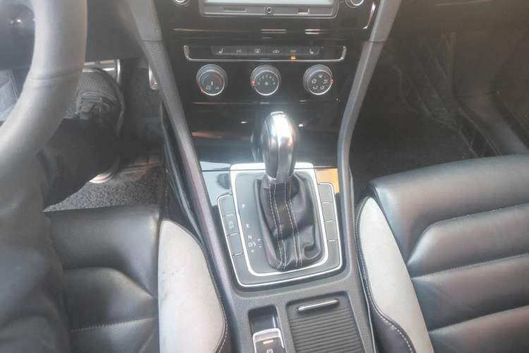 Used Volkswagen Golf 2016 1.4TSI Automatic R-Line Gear Lever