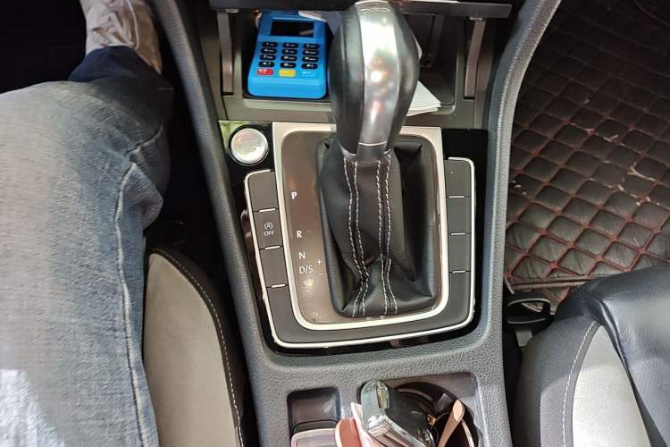 Used Volkswagen Golf 2016 1.4TSI Automatic R-Line Gear Lever