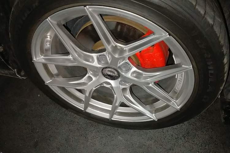 Used Volkswagen Golf 2016 230TSI Automatic Luxury Version Right Front Wheel Hub