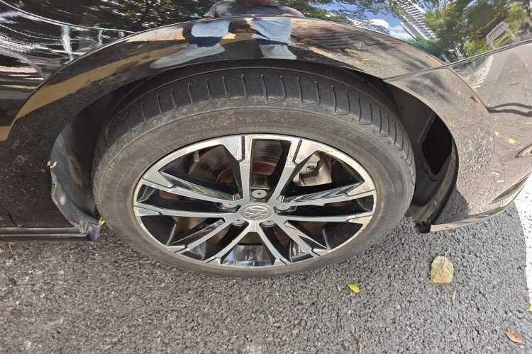 Used Volkswagen Golf 2016 1.4TSI Automatic R-Line Right Front Wheel Hub