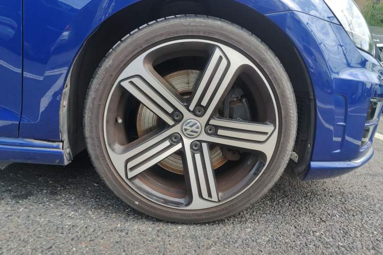 Used Volkswagen Golf 2016 2.0 TSI R Travel Edition Right Front Wheel Hub