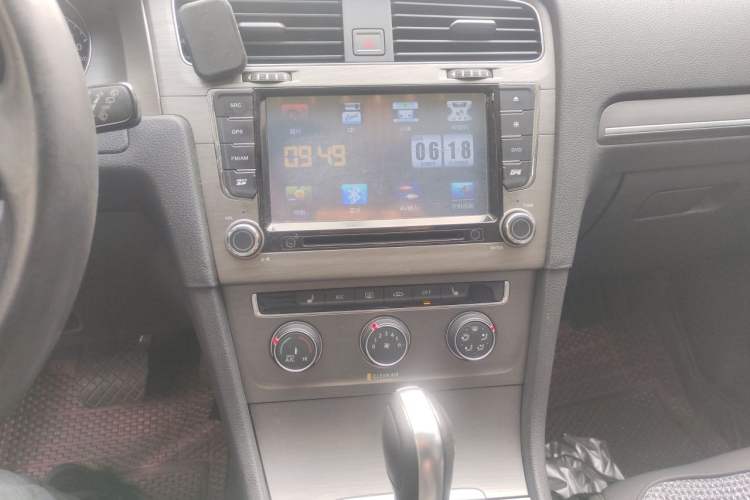 Used Volkswagen Golf 2016 230TSI Automatic Luxury Version Audio And AC Panel