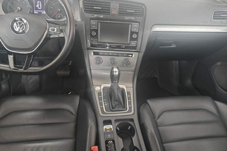 Used Volkswagen Golf 2016 230TSI Automatic Luxury Version Audio And AC Panel