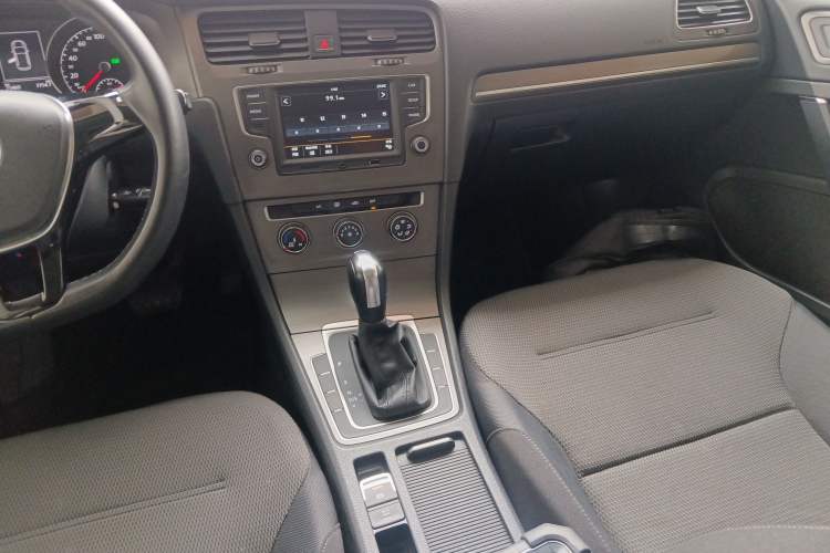 Used Volkswagen Golf 2016 1.6L Automatic Comfort Model Audio And AC Panel
