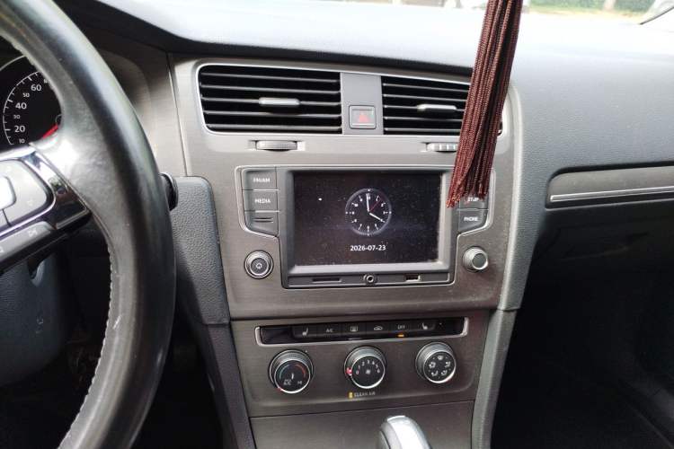 Used Volkswagen Golf 2016 230TSI Automatic Luxury Version Audio And AC Panel