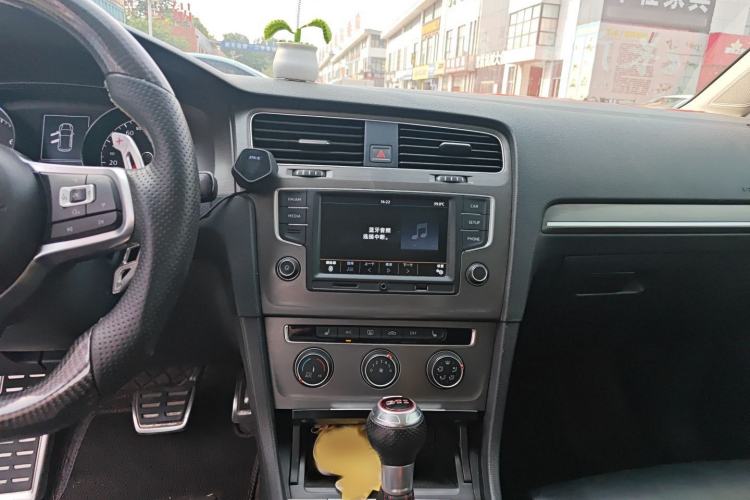 Used Volkswagen Golf 2016 230TSI Automatic Luxury Version Audio And AC Panel