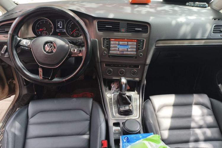 Used Volkswagen Golf 2016 230TSI Automatic Luxury Version Center Console