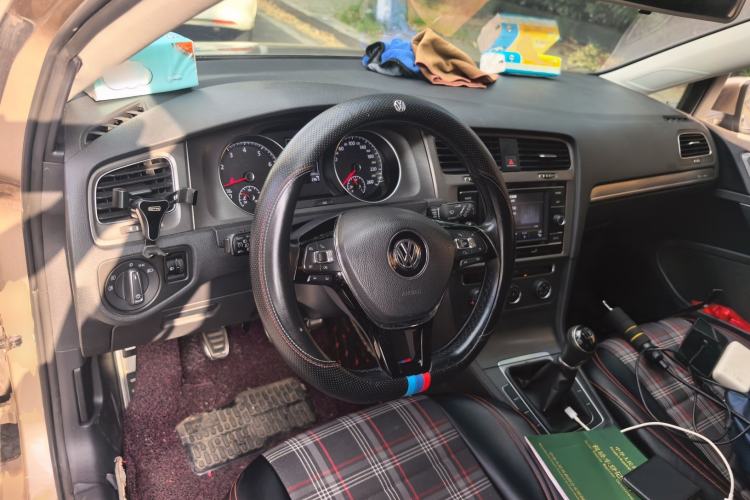 Used Volkswagen Golf 2016 230TSI Manual Comfort Version Center Console