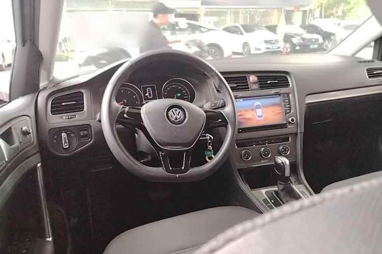 Used Volkswagen Golf 2016 1.6L Automatic Comfort Model Center Console