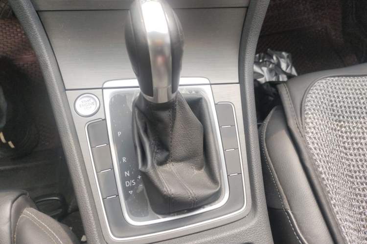 Used Volkswagen Golf 2016 230TSI Automatic Luxury Version Gear Lever