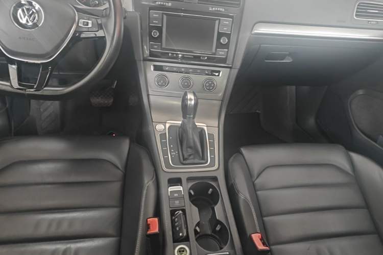 Used Volkswagen Golf 2016 230TSI Automatic Luxury Version Gear Lever