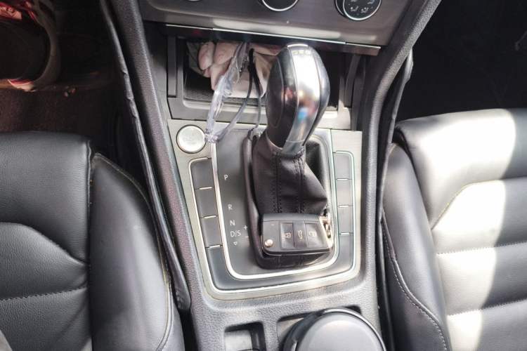 Used Volkswagen Golf 2016 230TSI Automatic Luxury Version Gear Lever