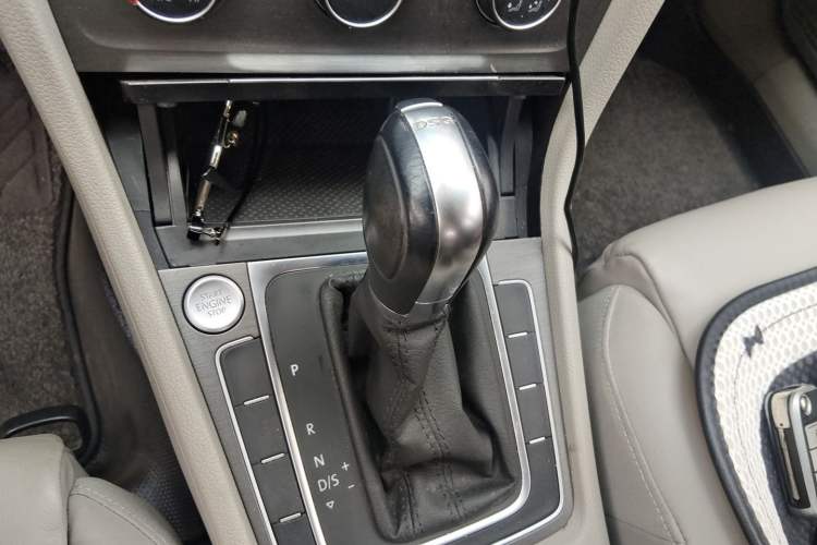 Used Volkswagen Golf 2016 230TSI Automatic Luxury Version Gear Lever