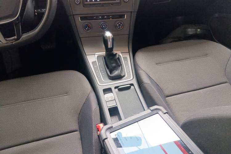 Used Volkswagen Golf 2016 1.6L Automatic Comfort Model Gear Lever