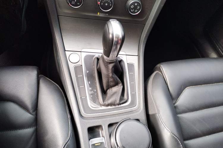 Used Volkswagen Golf 2016 230TSI Automatic Luxury Version Gear Lever