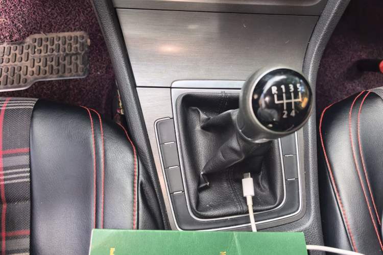 Used Volkswagen Golf 2016 230TSI Manual Comfort Version Gear Lever