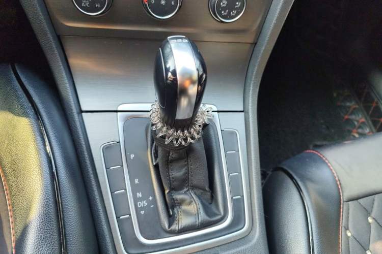 Used Volkswagen Golf 2016 230TSI Automatic Comfort Version Gear Lever