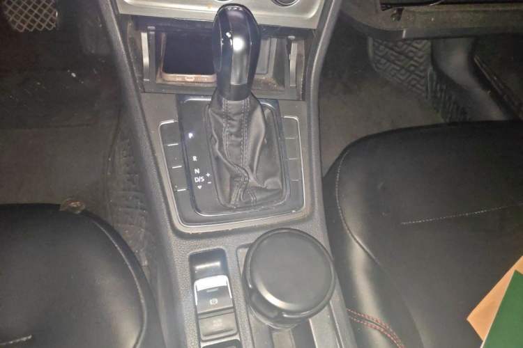 Used Volkswagen Golf 2016 230TSI Automatic Comfort Version Gear Lever