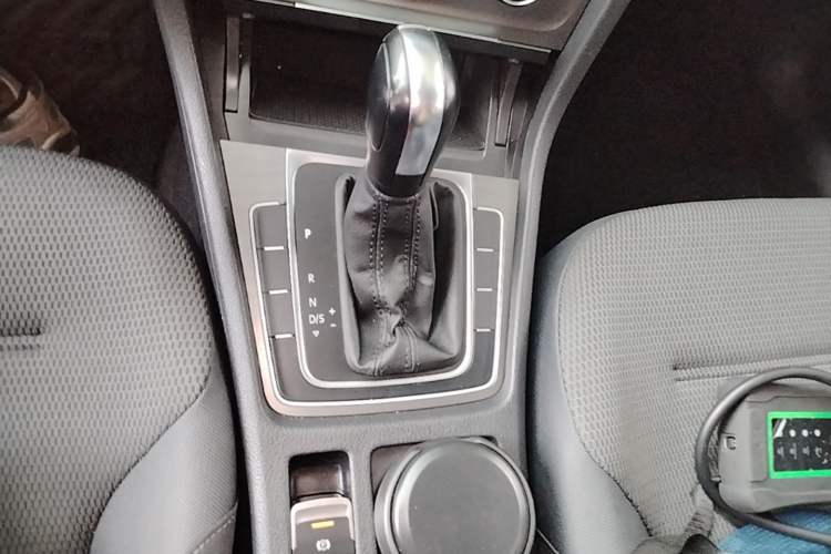 Used Volkswagen Golf 2016 1.6L Automatic Comfort Model Gear Lever