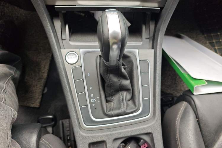 Used Volkswagen Golf 2016 230TSI Automatic Luxury Version Gear Lever