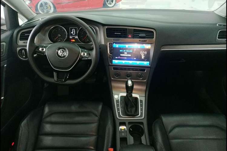 Used Volkswagen Golf 2016 230TSI Automatic Luxury Version Interior 1
