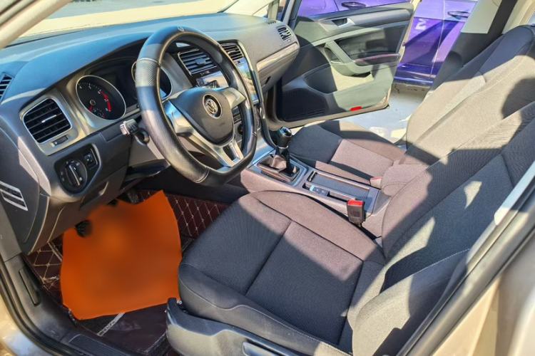 Used Volkswagen Golf 2016 1.6L Manual Fashion Edition Interior 1