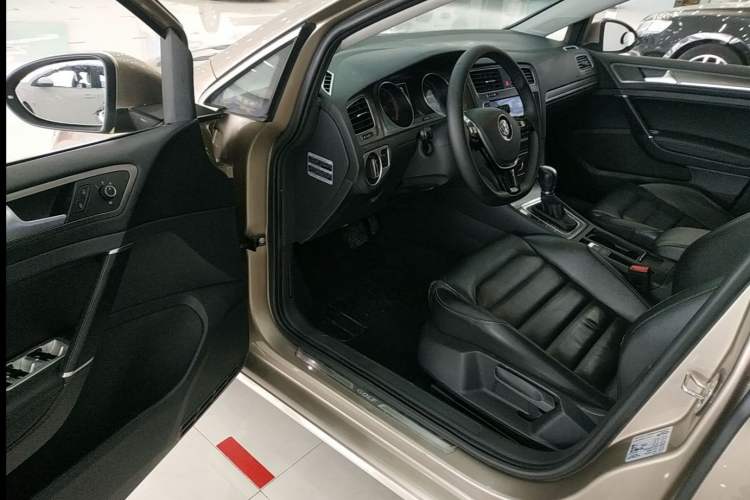 Used Volkswagen Golf 2016 230TSI Automatic Luxury Version Interior 2