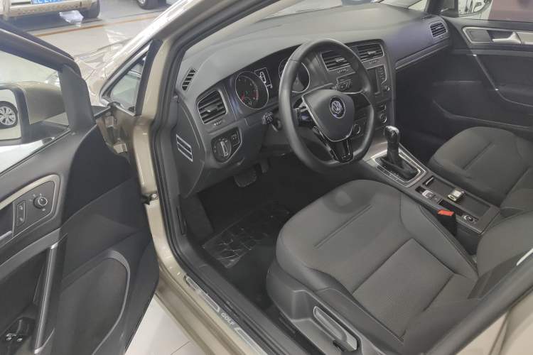 Used Volkswagen Golf 2016 230TSI Automatic Comfort Version Interior 2