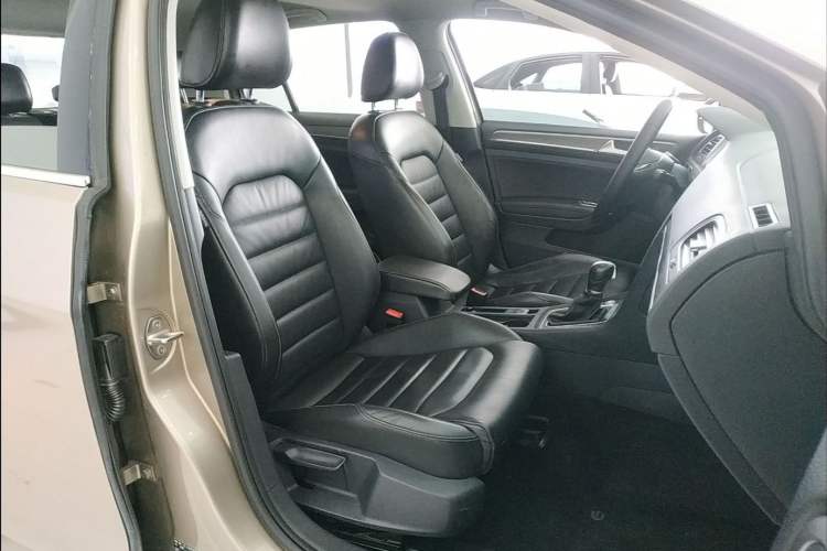 Used Volkswagen Golf 2016 230TSI Automatic Luxury Version Interior 4