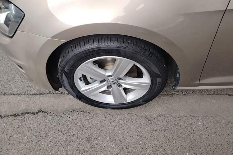 Used Volkswagen Golf 2016 1.6L Automatic Comfort Model Left Front Wheel Hub