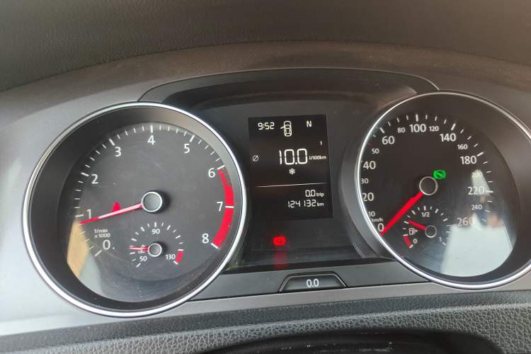 Used Volkswagen Golf 2016 1.6L Automatic Fashion Model Odometer Close Up