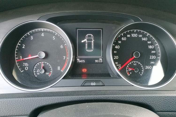 Used Volkswagen Golf 2016 230TSI Automatic Comfort Version Odometer Close Up