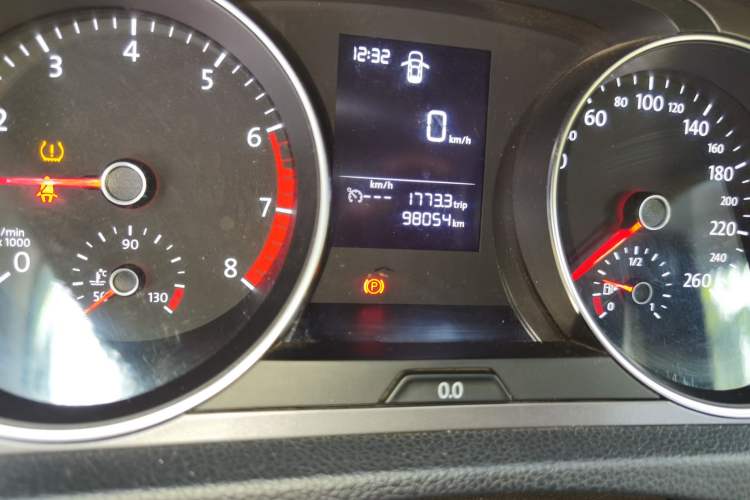 Used Volkswagen Golf 2016 1.6L Manual Fashion Edition Odometer Close Up
