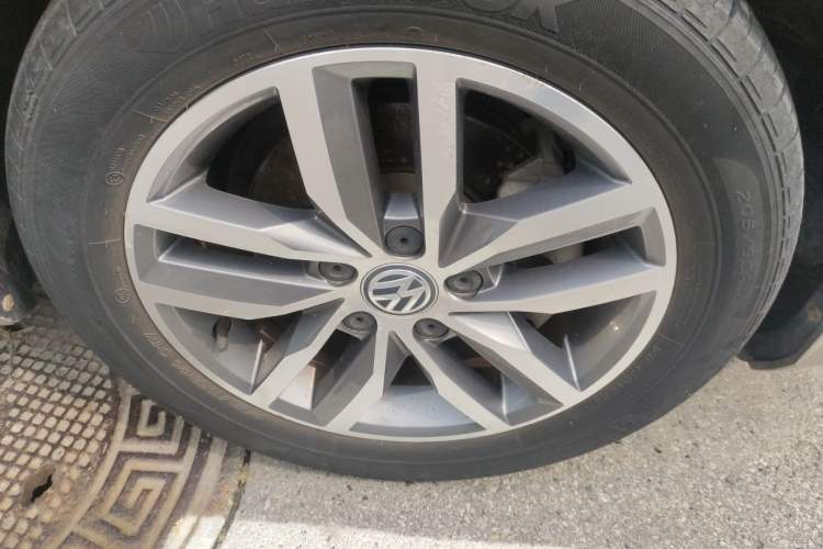 Used Volkswagen Golf 2016 230TSI Automatic Luxury Version Right Front Wheel Hub