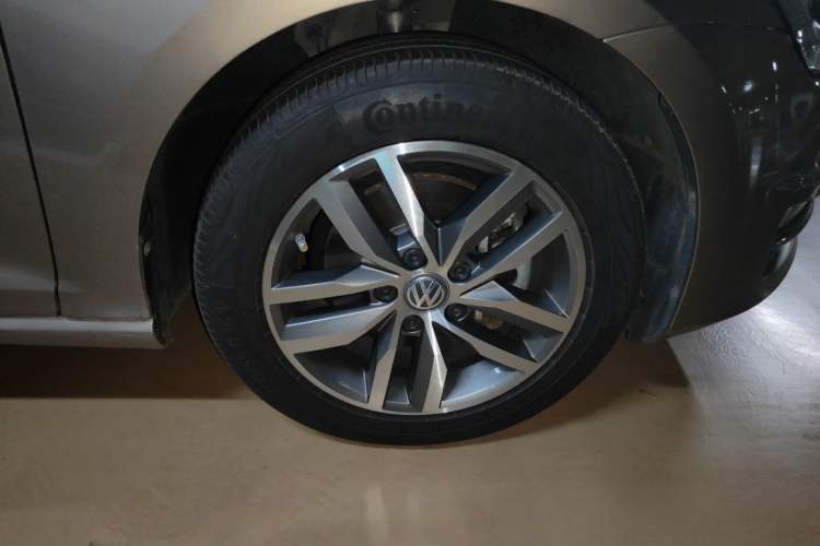 Used Volkswagen Golf 2016 230TSI Automatic Luxury Version Right Front Wheel Hub